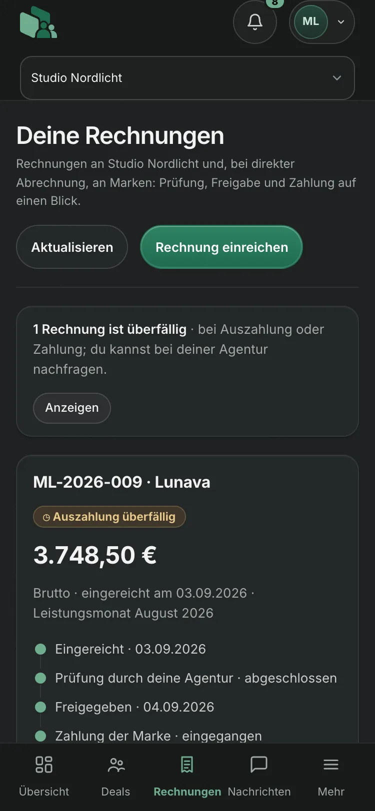 Handy-Ansicht „Deine Rechnungen“ im Creator-Portal: eine eingereichte Rechnung mit Prüfung, Freigabe und Zahlung der Marke, mit Beispieldaten